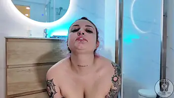 licking her owm pussy juice